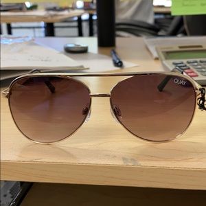 QUAY AUSTRALIA Vivienne Mini-